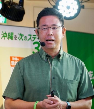 　沖縄県知事選に向け、政策を発表する古謝玄太氏＝１４日午後、那覇市
