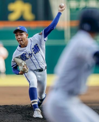 　鳴門渦潮戦に先発した霞ケ浦・小林＝甲子園