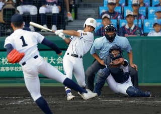 　鳴門渦潮-霞ケ浦　３回裏霞ケ浦１死満塁、菊地が左中間に走者一掃の三塁打を放つ。投手西村、捕手西岡＝甲子園