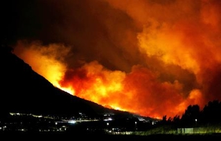 　クロアチア・オミシュ周辺で発生した山火事＝１４日（ＡＰ＝共同）