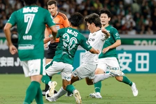 　東京Ｖ-柏　前半、ゴールを決める柏・遠藤（右から２人目）＝ＭＵＦＧ国立