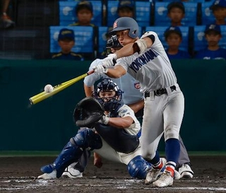 　日南学園-横浜　７回表横浜２死二塁、千島が左中間に適時三塁打を放つ。捕手鬼塚＝甲子園