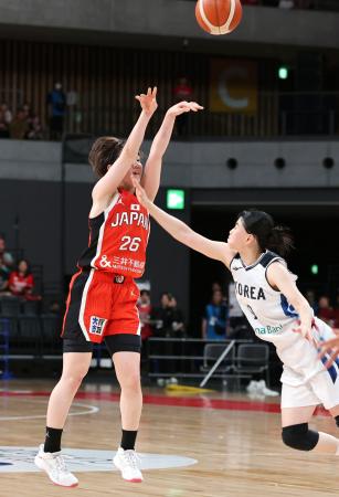 　日本-韓国　試合終了間際、逆転の３点シュートを決める田中（左）＝有明アリーナ