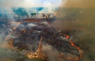 　ブラジル北部パラ州で起きた山火事＝２０２０年８月（ＡＰ＝共同）