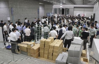 　帰宅困難者向けに開放された千葉県庁の一時滞在場所＝１３日