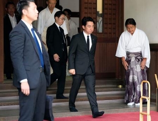 　終戦の日に靖国神社を参拝に訪れた小泉防衛相＝１５日午前７時２６分、東京・九段北