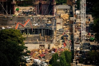 　建設工事が続く米ホワイトハウスの宴会場＝１０日、ワシントン（ゲッティ＝共同）