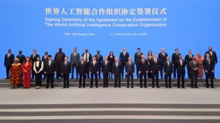 　「世界ＡＩ協力機構」の設立調印式に出席した各国当局者＝７月１６日、中国・上海（タス＝共同）