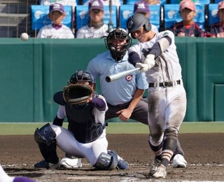　高川学園-天理　４回裏高川学園２死一塁、河内山が右中間に適時二塁打を放つ。捕手小沢＝甲子園