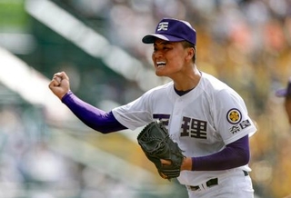　高川学園-天理　６回裏、ピンチを切り抜けガッツポーズする天理・長尾＝甲子園