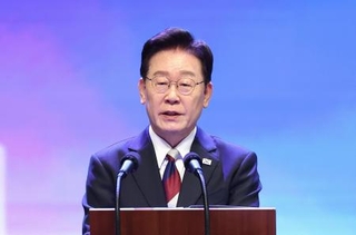 　「光復節」の政府記念式典で演説する韓国の李在明大統領＝１５日、ソウル（聯合＝共同）