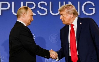 　首脳会談後の記者会見で握手を交わすトランプ米大統領（右）とロシアのプーチン大統領＝２０２５年８月、米アラスカ州アンカレジ（ロイター＝共同）