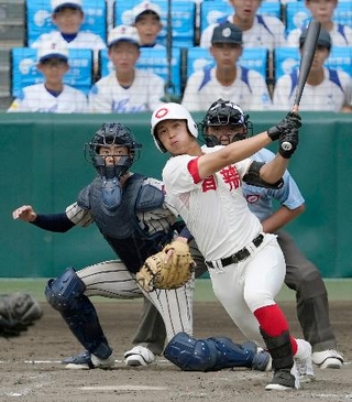 　敦賀気比-智弁和歌山　タイブレークの１１回表智弁和歌山１死一、三塁、山下が中前に適時打を放つ。捕手村雲＝甲子園