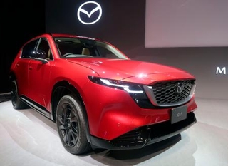 　マツダが９年ぶりに全面改良した「ＣＸ-５」＝５月、東京都渋谷区