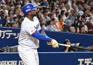 　１回中日２死一塁、サノーが左中間に先制２ランを放つ＝バンテリンドーム