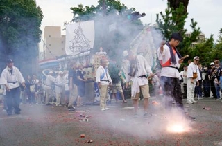 　伝統行事「精霊流し」で、精霊船を引き長崎市内を練り歩く人たち＝１５日午後