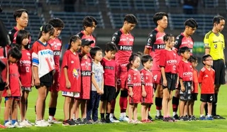 　栃木ＳＣとの試合前、地震の犠牲者を悼み黙とうするＪ３熊本の選手ら＝１５日、熊本市のえがお健康スタジアム