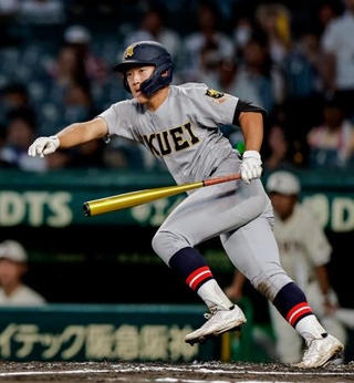 　５回表仙台育英１死一塁、有本が左翼線に適時二塁打を放つ＝甲子園
