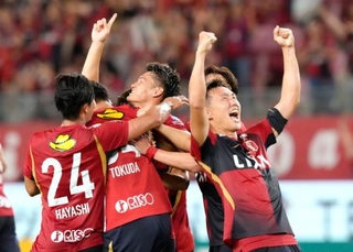 　鹿島-名古屋　試合終了間際、決勝ゴールを決め喜ぶ鹿島・関川（中央奥）。右は三竿＝メルスタ