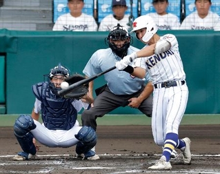 　佐野日大-健大高崎　２回裏健大高崎１死一、二塁、岩井が右前に適時打を放つ。捕手須田＝甲子園