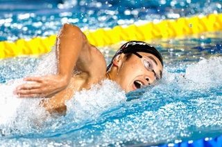 　男子１５００メートル自由形で力泳する今福和志。１４分４２秒５９の日本新で２位に入った＝アーバイン（共同）