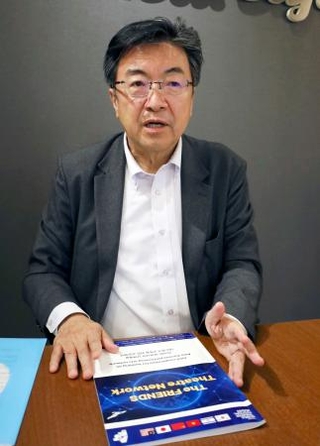 　取材に応じる坊っちゃん劇場の越智陽一代表理事