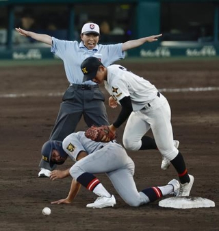 　札幌日大-仙台育英戦で二塁塁審を務める森田真紀さん＝５日、甲子園球場