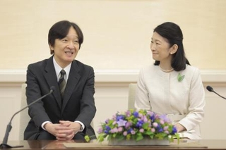 　パラグアイ訪問を前に記者会見される秋篠宮ご夫妻＝１３日、東京・赤坂御用地の赤坂東邸