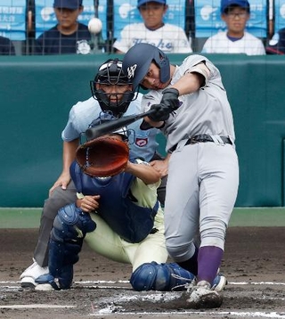　英明-花巻東　６回裏花巻東１死二、三塁、斎藤が中犠飛を放つ。捕手高田＝甲子園