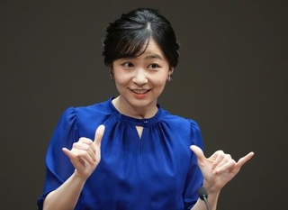 　第４３回全国高校生の手話によるスピーチコンテストで、手話を用いてあいさつされる佳子さま＝１６日午後、東京・有楽町