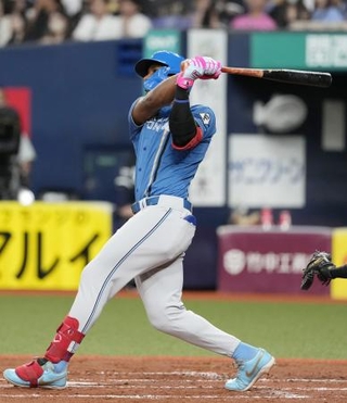 　２回日本ハム１死二塁、カストロが左越えに先制２ランを放つ＝京セラドーム