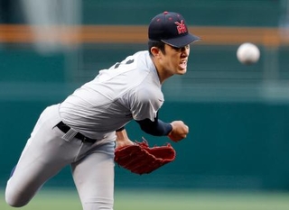 　霞ケ浦戦に２番手で登板した横浜・織田＝甲子園