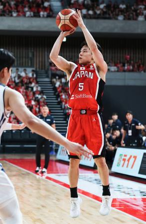 　日本-韓国　第１クオーター、３点シュートを決める河村＝有明アリーナ