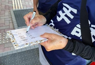 　避難所で使われている筆談ボード＝６日、熊本県宇城市