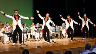 　特殊詐欺に警鐘を鳴らす楽曲を披露する岐阜県警音楽隊の男性ボーカルユニット「断絶」＝５日、岐阜県本巣市