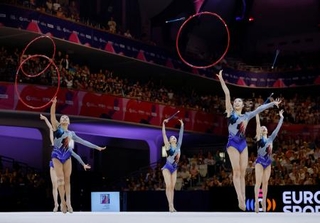 　団体種目別決勝　日本のフープ・クラブの演技＝フランクフルト（共同）
