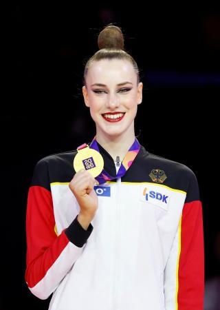 　個人種目別のリボンで優勝したダリア・バルフォロメーエフ。ボールと個人総合と合わせて３冠を達成した＝フランクフルト（共同）