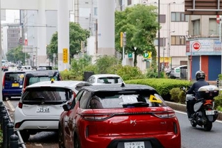 　路上で水没して動けなくなり放置された車両＝１７日午前、千葉市中央区
