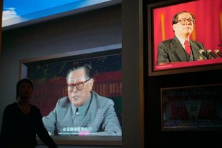 　中国共産党歴史展覧館でモニターに映し出された故江沢民元国家主席＝７月、北京（共同）