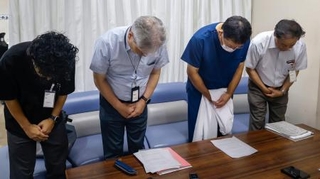 　記者会見で謝罪する兵庫県宝塚市立病院の担当者ら＝１７日午前、宝塚市役所