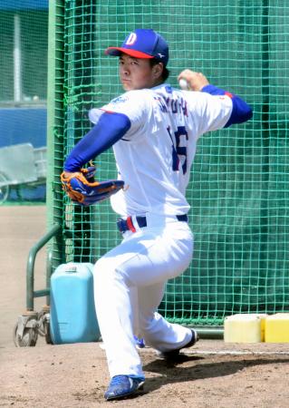 　ブルペンで投球練習する中日・桜井＝ナゴヤ球場
