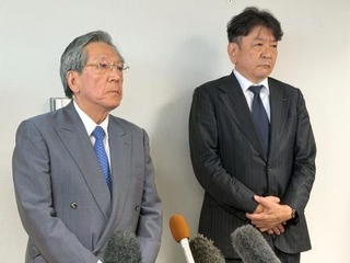 　新潟県庁で花角英世知事と会談後、取材に応じる東京電力ＨＤの横尾敬介会長（左）と小早川智明社長＝１７日午後
