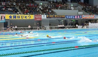 　始まった全国中学校体育大会の競泳。現行方式では今回が最後となる＝１７日、広島市のひろしんビッグウェーブ