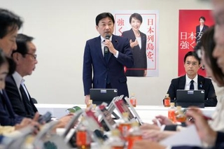 　自民党の災害対策特別委員会であいさつする委員長の古賀篤衆院議員＝１７日午後、東京・永田町の党本部