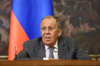 　１７日、記者会見するロシアのラブロフ外相＝モスクワ（タス＝共同）