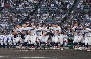 　霞ケ浦に勝利し、駆け出す横浜ナイン＝１６日、甲子園