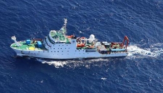 　沖縄県・波照間島沖のＥＥＺで活動する中国の海洋調査船＝１７日（第１１管区海上保安本部提供）