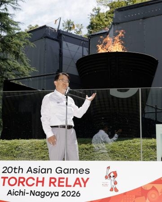 　東京・ＭＵＦＧスタジアムで行われた愛知・名古屋アジア大会の聖火リレーの採火式で、あいさつする愛知県の大村秀章知事＝１８日
