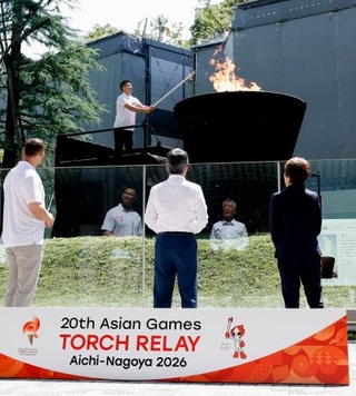 　東京・ＭＵＦＧスタジアムで、愛知・名古屋アジア大会の聖火リレーの採火をする陸上男子短距離の桐生祥秀（上）＝１８日