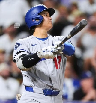 　ロッキーズ戦の６回、２打席連続の本塁打となる２９号２ランを放ち、打球の行方を見つめるドジャース・大谷＝デンバー（ＡＰ＝共同）
